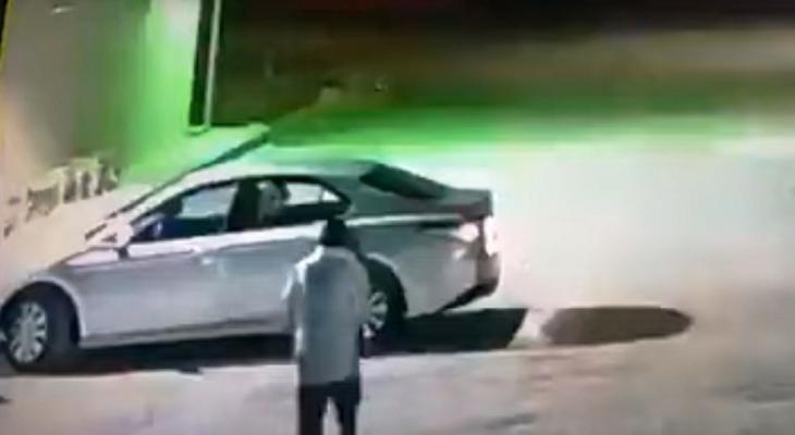 بالفيديو | لص يسرق سيارة بداخلها امرأة بالسعودية