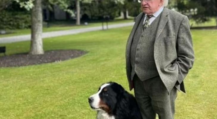 رئيس أيرلندا يتعرض لموقف طريف من كلبه أثناء لقاء تليفزيونى