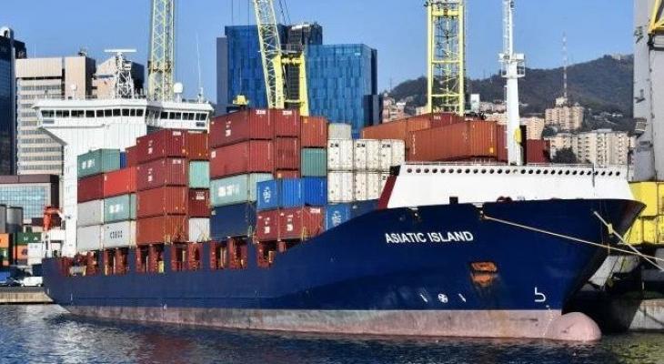 تحميل بضائع في موانى إيطاليا