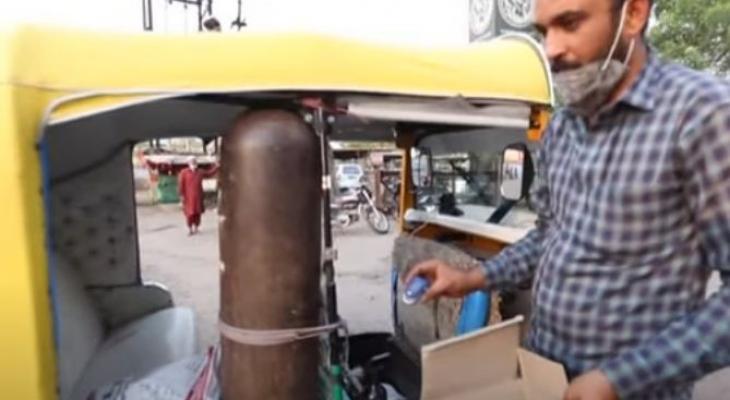 هندى يحول "توك توك" لسيارة إسعاف مجهزة لنقل مصابي كورونا بالمجان