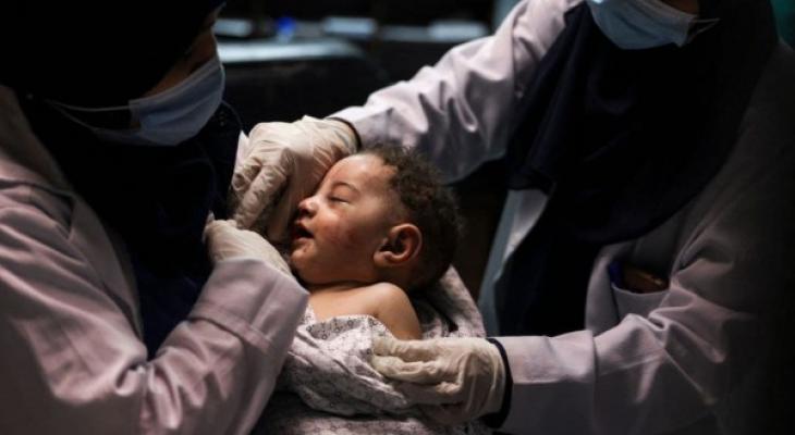شاهد.. مواطن يطلب رعاية طفل رضيع نجى من مجزرة إسرائيلية بغزة