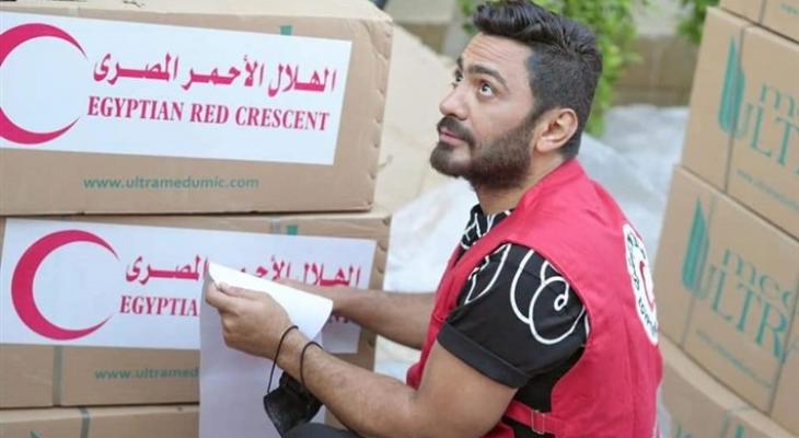 تامر حسني يدعم فلسطيني بالتطوع لدى الهلال الأحمر