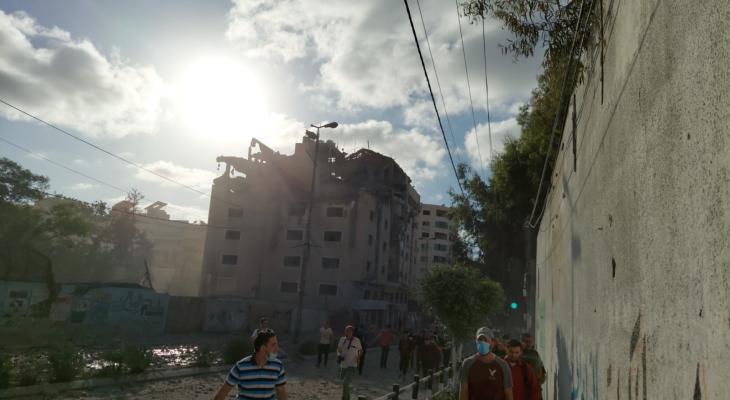 شاهد: إصابات في قصف عمارة سكنية بشارع الوحدة وسط مدينة غزّة
