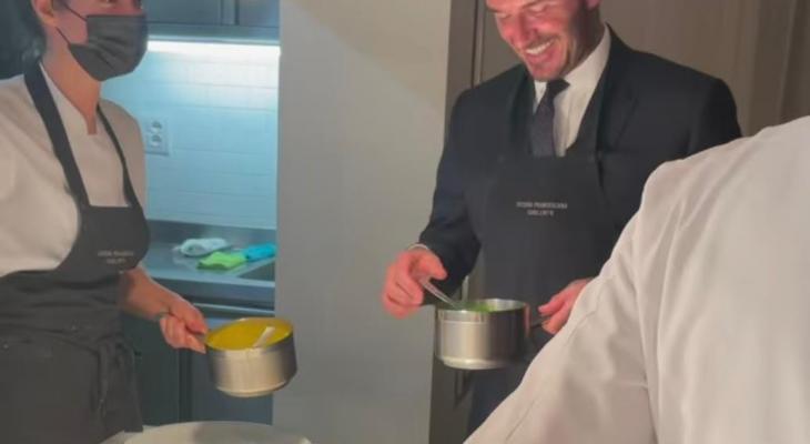 بيكهام يكشف عن مهارته الجديدة فى تزيين الطعام داخل المطبخ