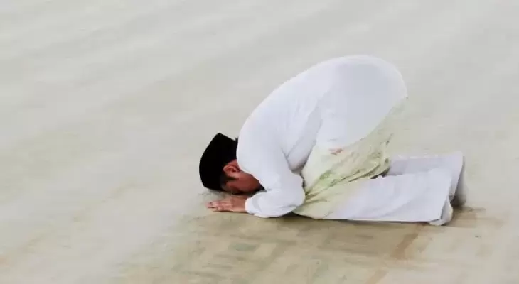 بالفيديو | متى يكون الوقوف يسار الإمام أفضل من الوقوف عن يمينه؟