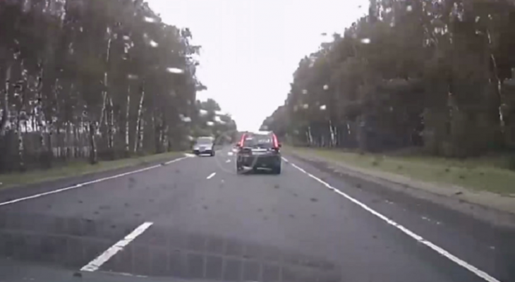 بالفيديو | حادث مرور قاتل بعد انحراف "سيارة" نحو الاتجاه المعاكس
