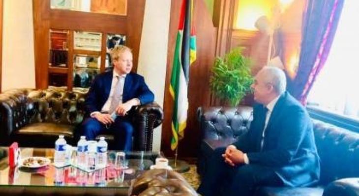 السفير الفرا يُطلع المبعوث الأوروبي لعملية السلام على نتائج زيارته لفلسطين
