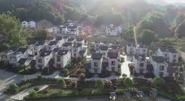 قرية صينية نائية تتحول من الفقر إلى وجهة جذب للسياحة بسبب الجبال
