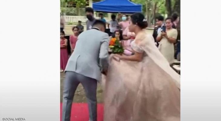 بالفيديو | رجل تحت الفستان مشهد لـ"عروس" في موقف محرج يوم زفافها
