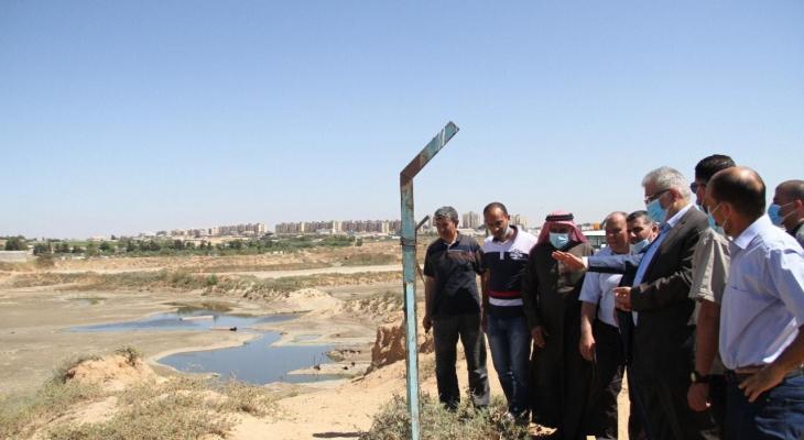 غنيم يتفقد الأضرار التي لحقت بقطاع المياه خلال العدوان على غزّة