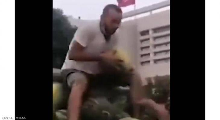 بالفيديو | بعد مشهد تحطيم "البطيخ" السلطات التونسية توقف البائع الغاضب
