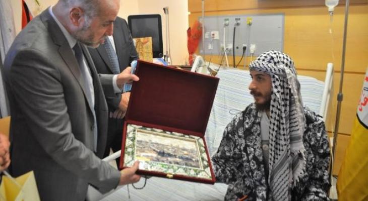 الهباش يزور الأسير المحرر أبو عطوان في المستشفى الاستشاري