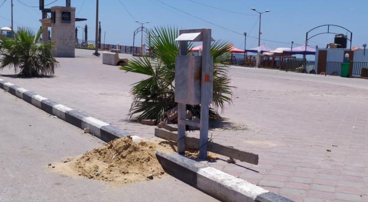 غزة: البلدية تُنهى تركيب حاويات "لتر بن" على طول شارع الرشيد