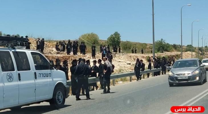 مستوطنون ينظمون مسيرة على حاجز واد الخليل
