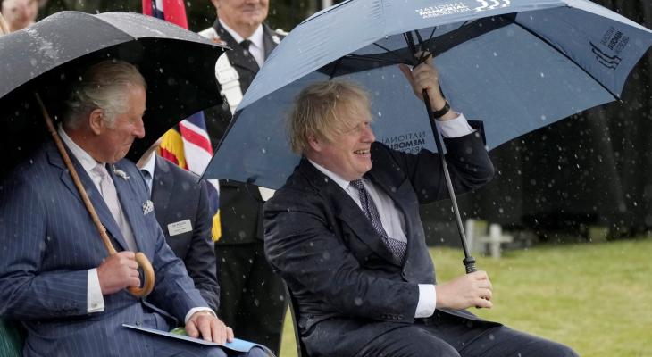 بالفيديو | رئيس الوزراء البريطاني "يتصارع" مع مظلته