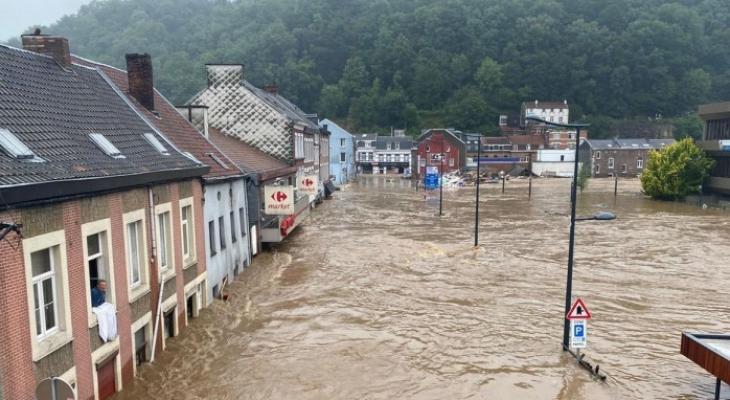 93 قتيلاً في ألمانيا و14 في بلجيكا على الأقل جراء الفيضانات.jpg