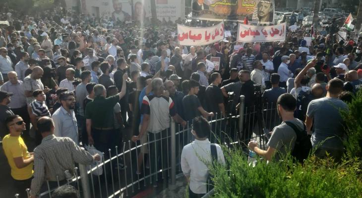مسيرة منددة في رام الله باغتيال الناشط السياسي نزار بنات