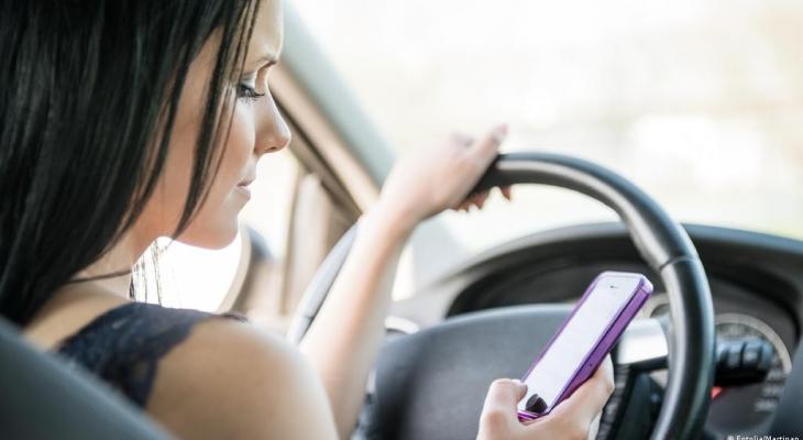 بالفيديو | مشهد يظهر مخاطر الانشغال بـ"الهاتف" أثناء القيادة