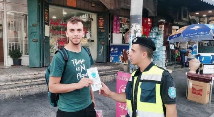 شرطة رام الله تُوزع نشرات توعوية من فيروس "كورونا" للمواطنين