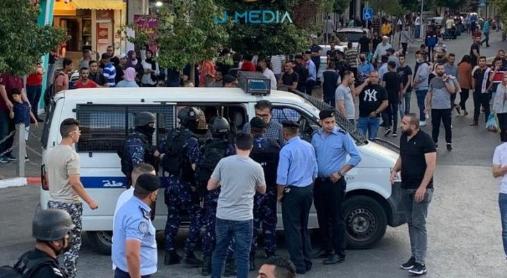 الأجهزة الأمنية تعتقل 9 نشطاء في رام الله خلال مظاهرة منددة باغتيال بنات