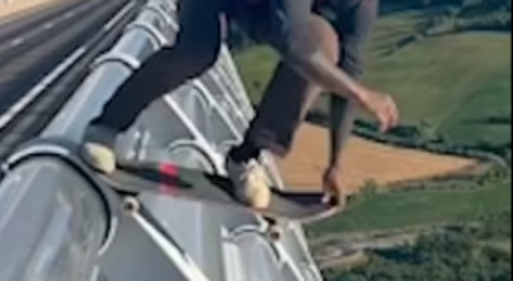 فرنسى يقفز من أعلى جسر فى العالم باستخدام لوح تزلج