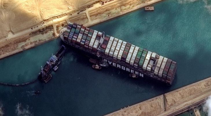 مصر تفرج اليوم عن سفينة الحاويات العملاقة بعد إبرام اتفاقية تعويض مع مالكها