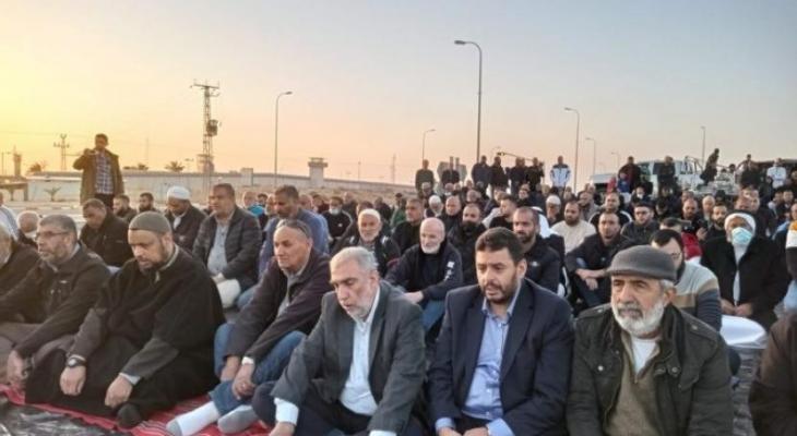 أهالي الداخل المحتل يؤدون صلاة الجمعة أمام سجن "رامون"