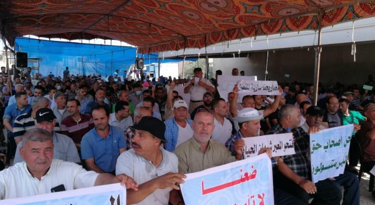 شاهد.. تجار غزة ينظمون وقفة احتجاجية أمام حاجز بيت حانون