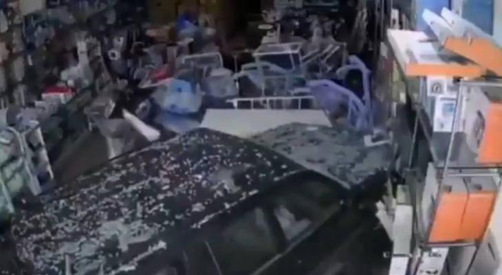 بالفيديو | امرأة سعودية تدمر محلا بسيارتها خلال تدربها على القيادة