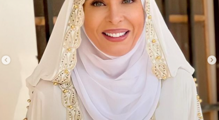 دينا تثير الجدل بعد ظهورها بحجاب وعباءة بيضاء