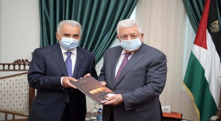 الرئيس عباس يتسلم التقرير السنوي للسلطة القضائية للعام الماضي