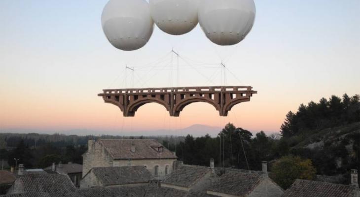ابداع فنان فرنسي... جسور من ورق تحلق في السماء