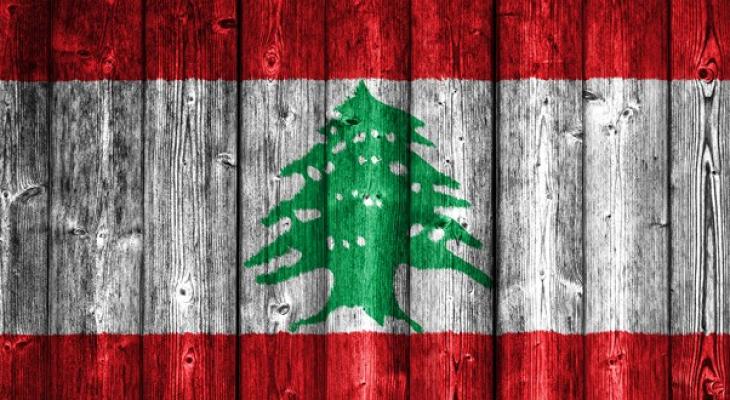 شاهدوا | لبناني يدخل موسوعة "غينيس" برسمه أكبر علم من الطبشور
