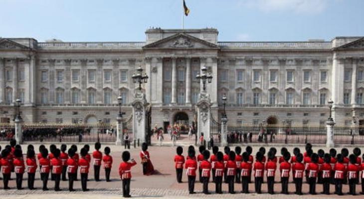 شاهد: بعد توقف لأكثر من عام بسبب كورونا "قصر باكينغهام" يعيد مراسم تبديل الحرس