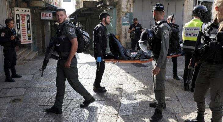 جندي "إسرائيلي" يدوس على جسد الدكتور الجولاني عقب إطلاق النار عليه