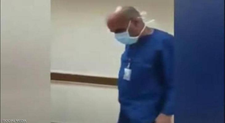 بالفيديو: الطبيب المصري يطلب من ممرض بالسجود لـ"كلب" يخرج عن صمته