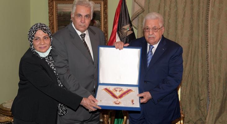 الرئيس محمود عباس وعائلة الكاتب الصحفي الراحل مكرم محمد أحمد