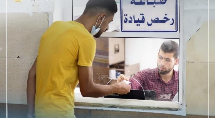 شاهد.. النقل بغزة تصدر بطاقة رخص قيادة ومركبات جديدة