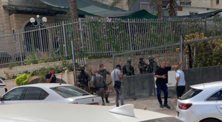 الشرطة الإسرائيلية تدّعي العثور على ملابس يشتبه أنها للأسرى الـ 6 بالناعورة.png