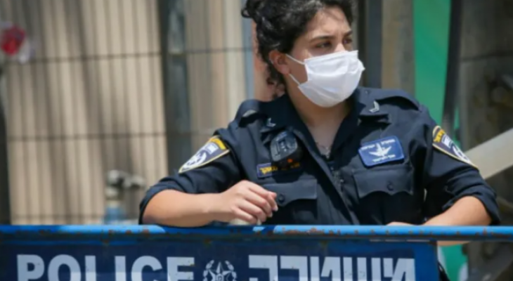 إسرائيلي يُهشم أنف شرطية لمطالبته بارتداء كمامة ضد "كورونا"