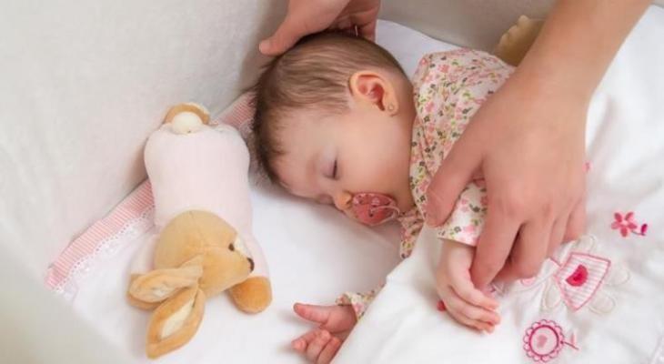 تغيير وضعية جسم الرضيع يحمي رأسه من التشوهات