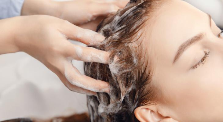 وصفات طبيعية لتنظيف الشعر بدل الشامبو