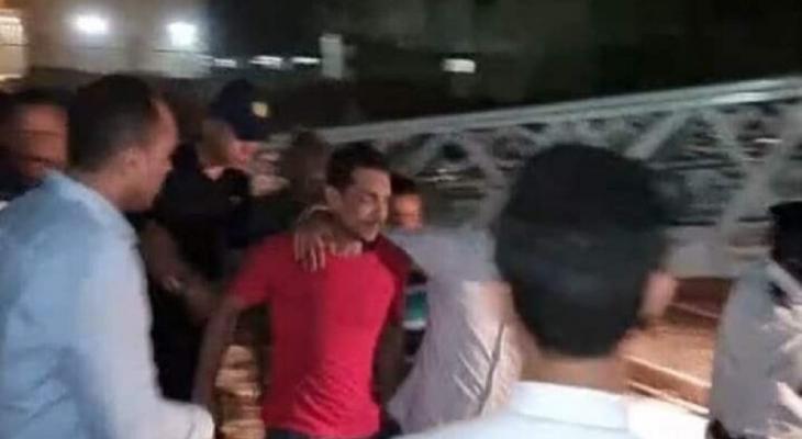 بالفيديو: شاب مصري يتراجع عن "الانتحار" من أعلى برج بعد 6 ساعات