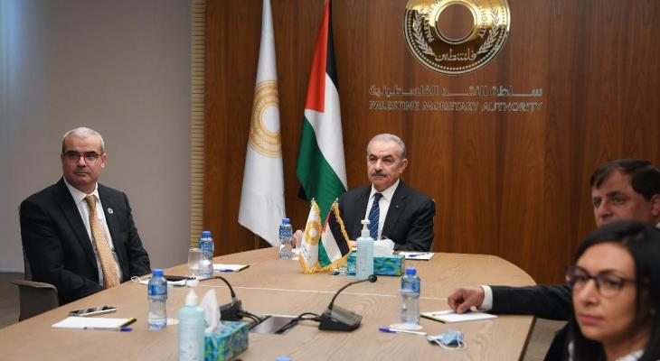 اشتية يدعو للاهتمام بتنمية قطاع غزّة وتعزيز التعاون مع بنك الاستقلال