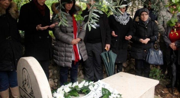 خالدة جرار تزور قبر ابنتها سهى