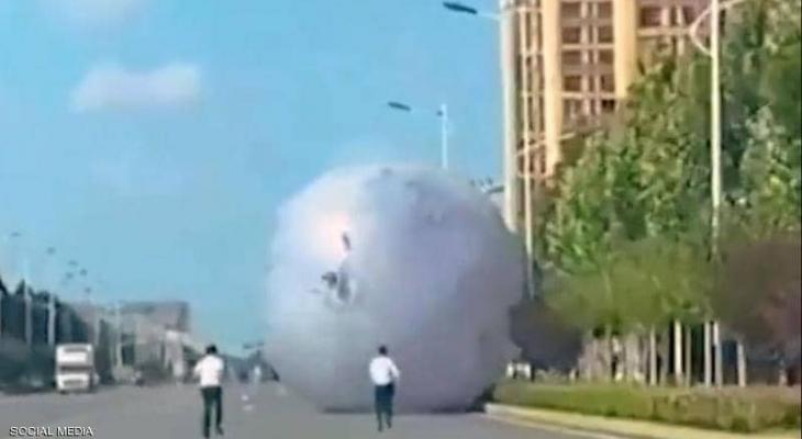 بالفيديو: كرة عملاقة غامضة تسبب فوضى في شوارع الصين.. ما القصة؟