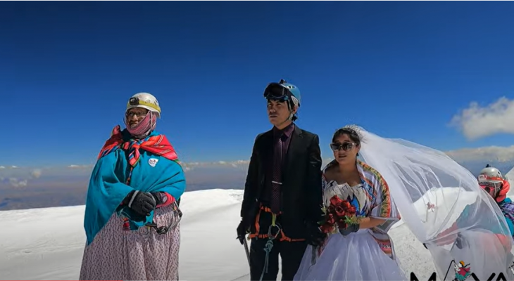 عروسان يقيمان حفل زفافهما أعلى جبل ارتفاعه 6000 متر
