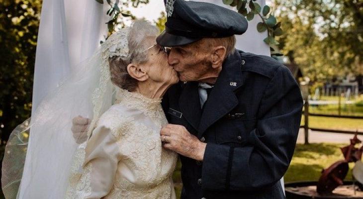 زوجان يقيمان حفل زفاف بعد 77 عاماً من زواجهما