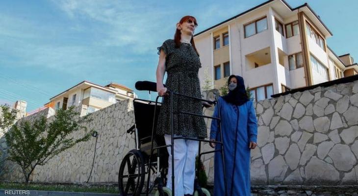 بالفيديو: أطول امرأة في العالم تريد الاحتفاء بالاختلافات بين البشر