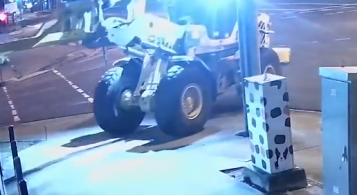 لص استرالي يستخدم جرافة لتدمير واجهة متجر وسرقة دراجتين بخاريتين